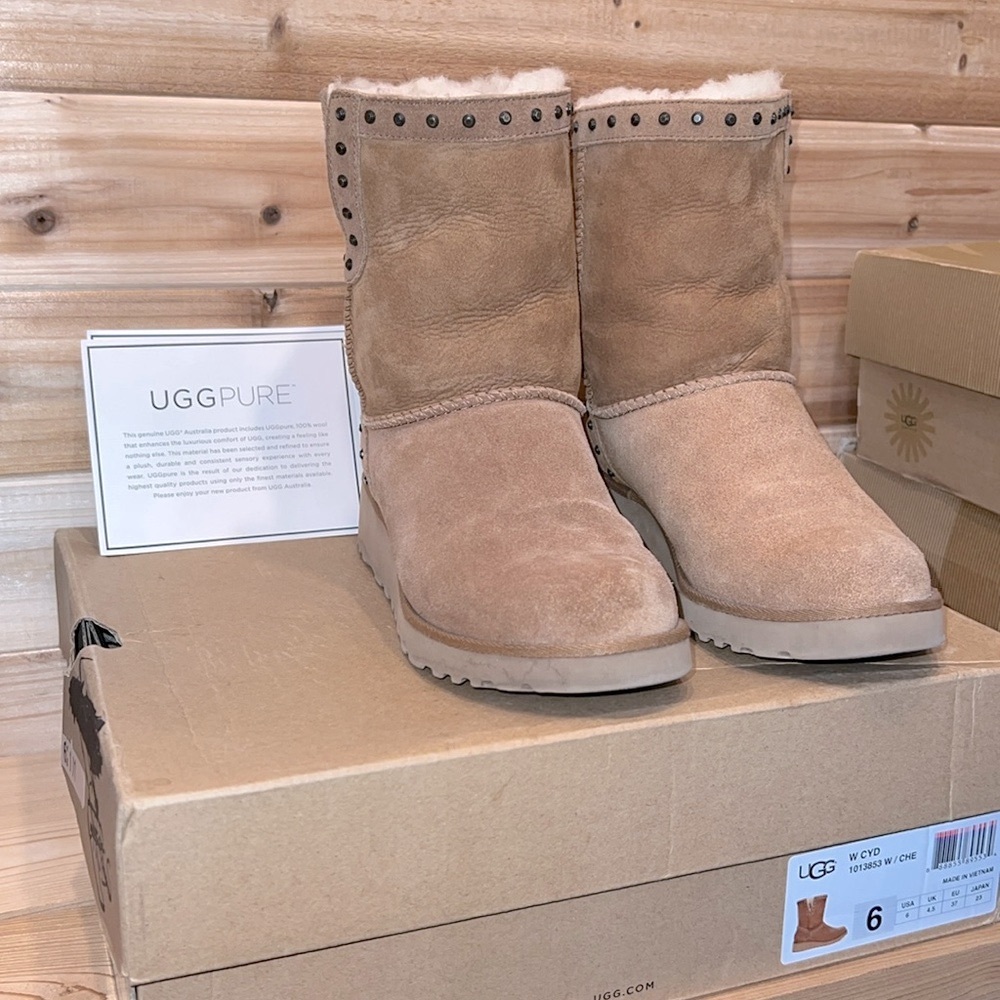 🎃 UGG CYD Sz 6 Short Boots in pristine condition w/box!